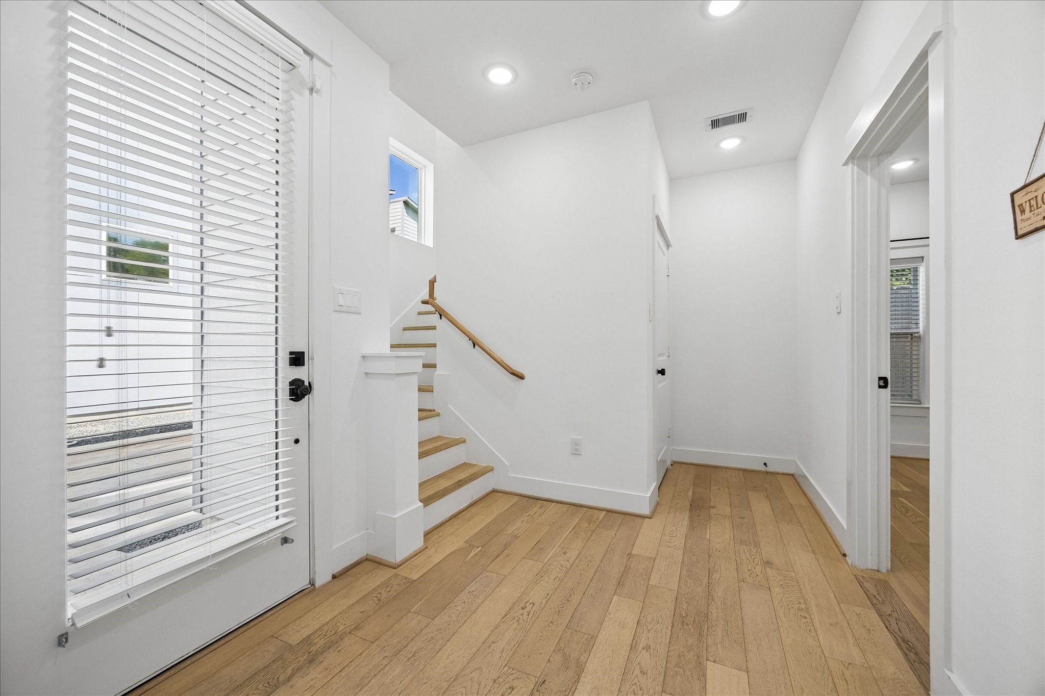 208 N York Street B Property Photo 8