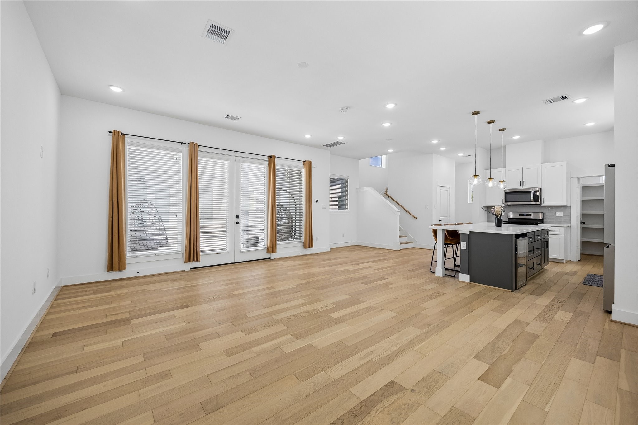 208 N York Street B Property Photo 9