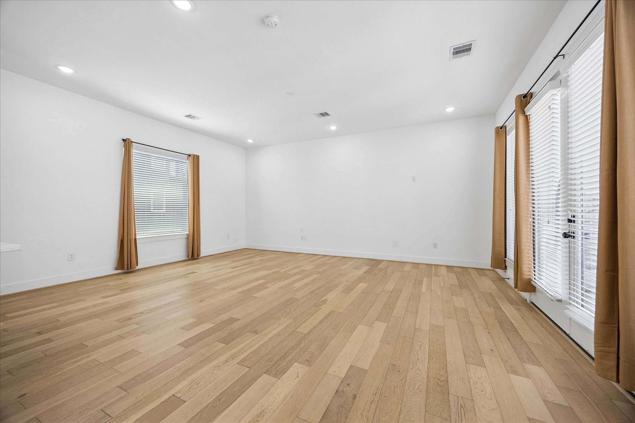 208 N York Street B Property Photo 10