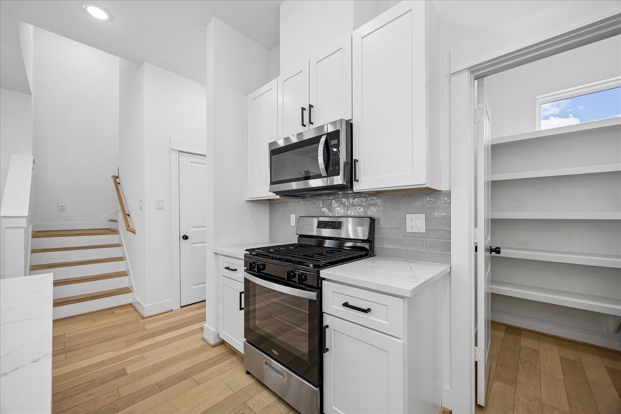 208 N York Street B Property Photo 15
