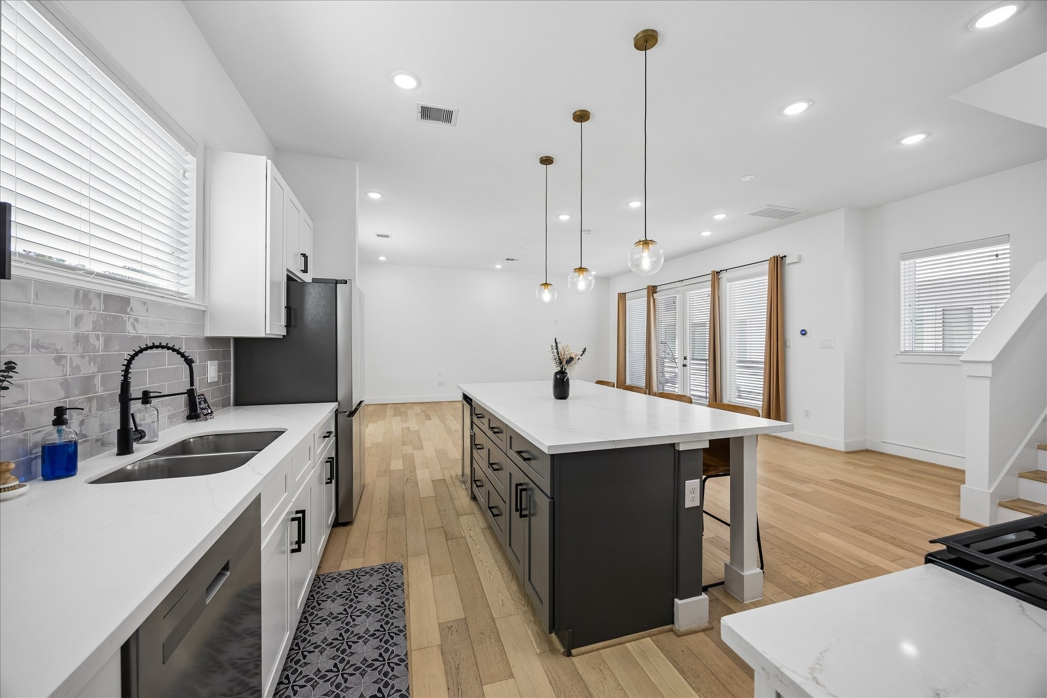 208 N York Street B Property Photo 16