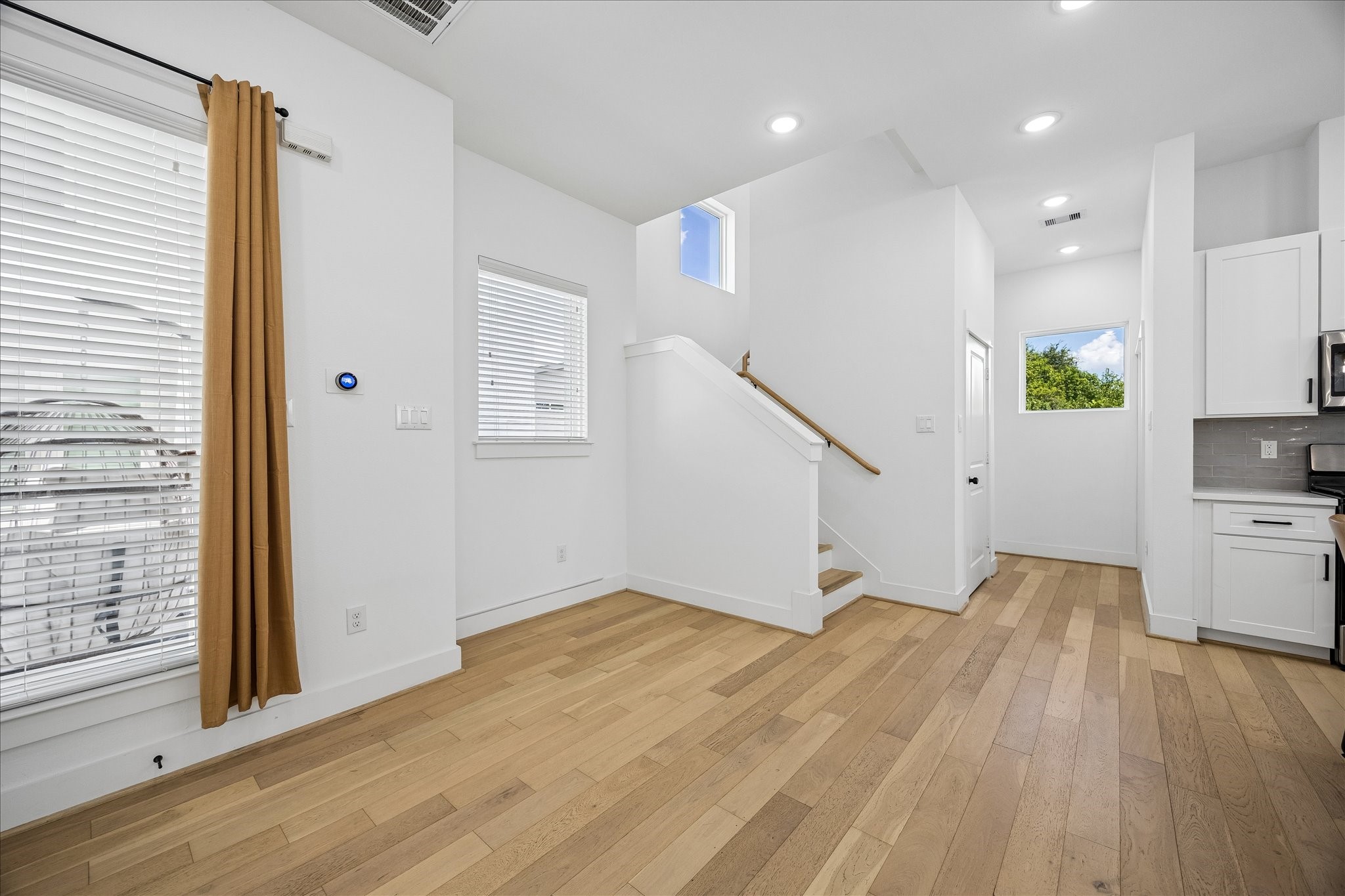 208 N York Street B Property Photo 17
