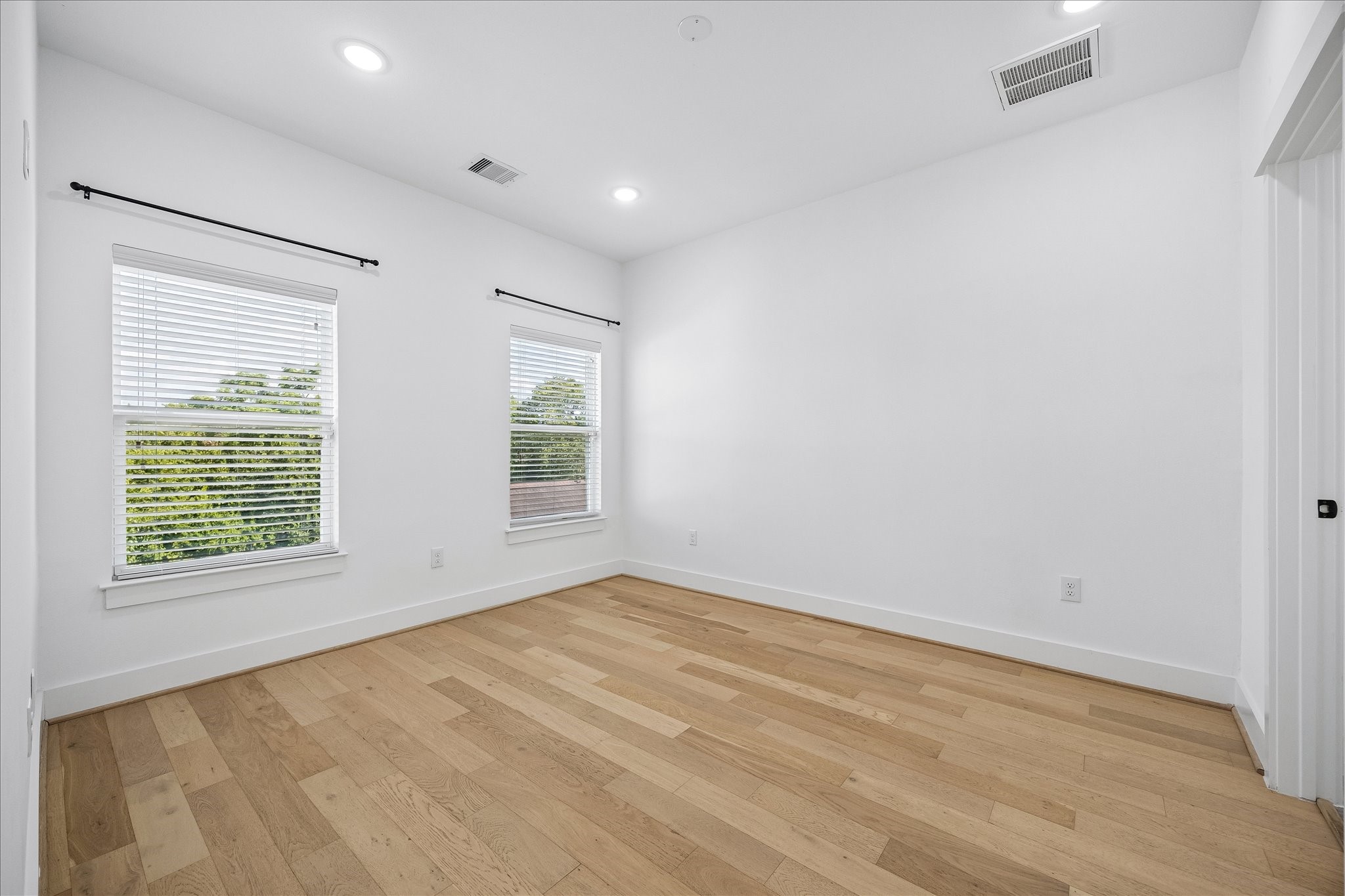 208 N York Street B Property Photo 24