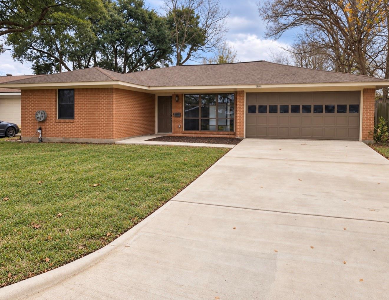 904 Sherwood Drive Property Photo 1