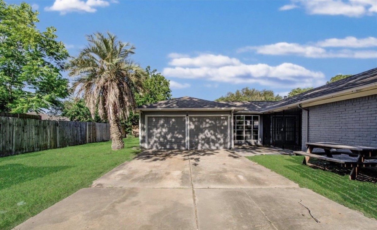 9430 Claridge Drive Property Photo 4