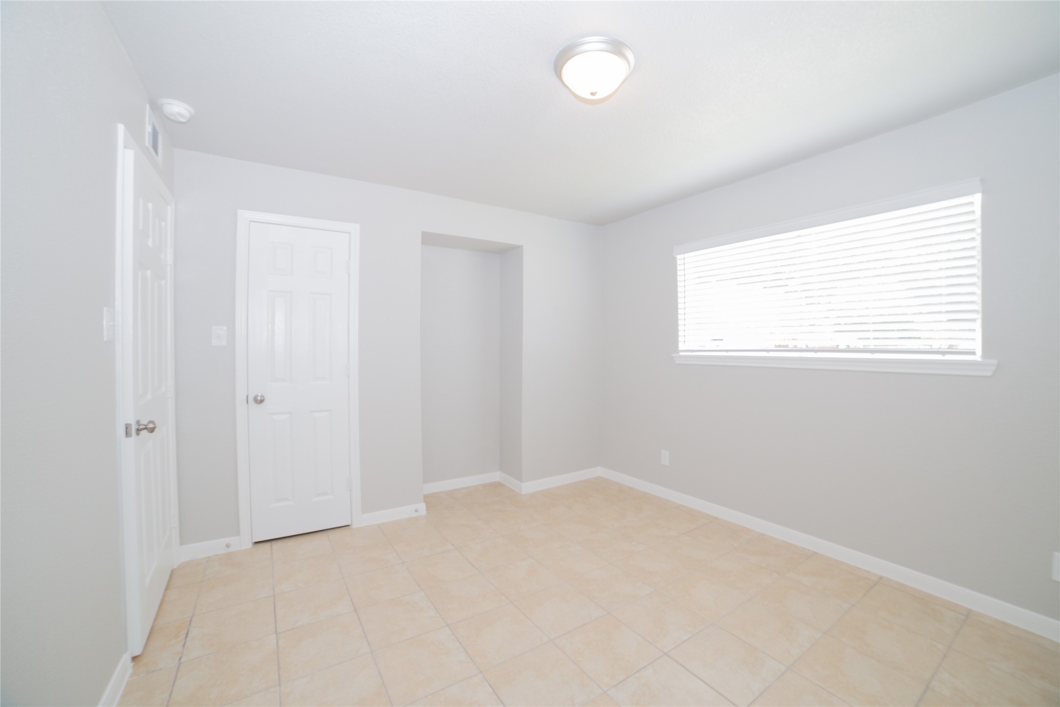 2010 N Travis Street Property Photo 7