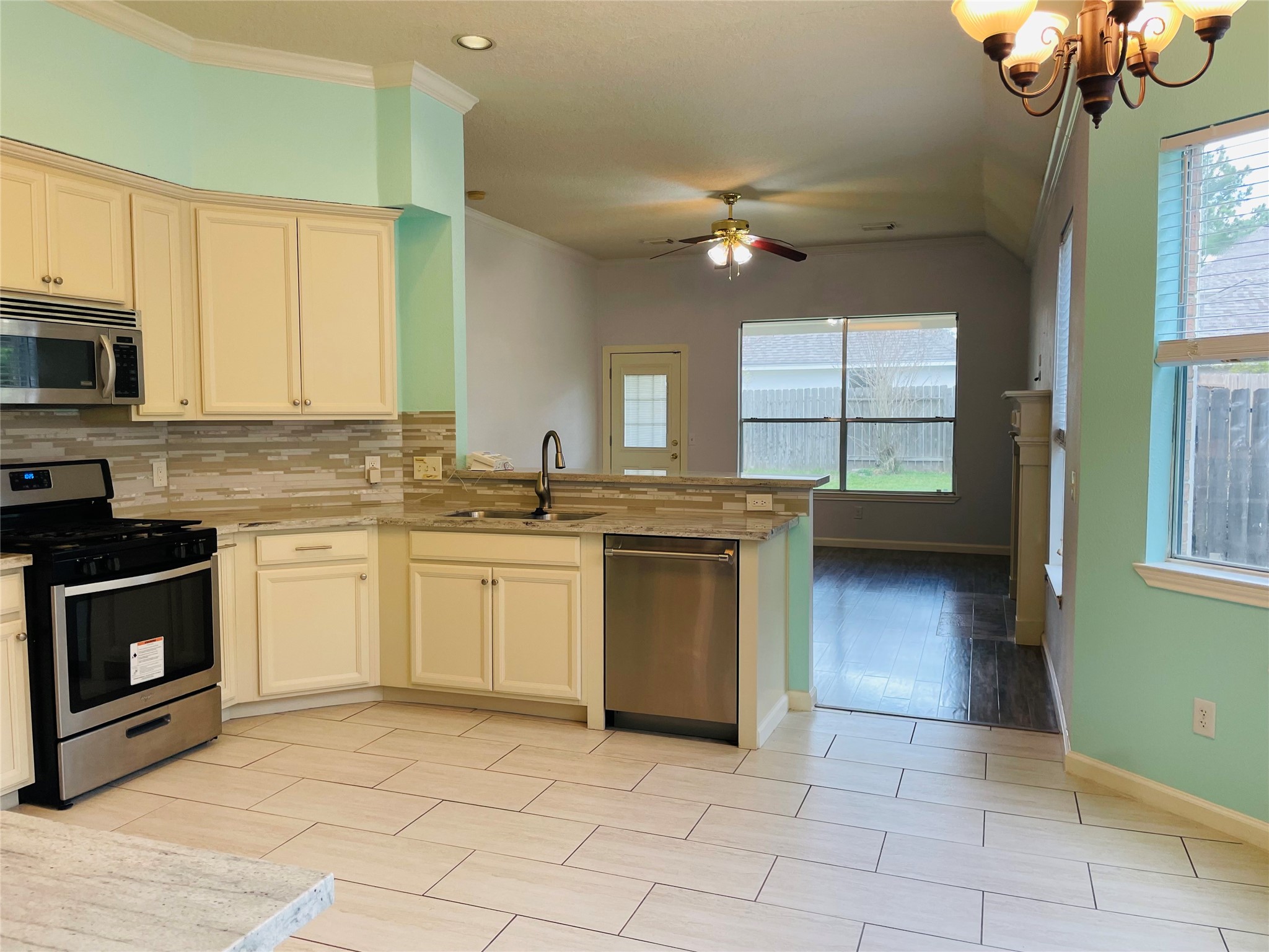 20910 Medallion Pointe Drive Property Photo 8