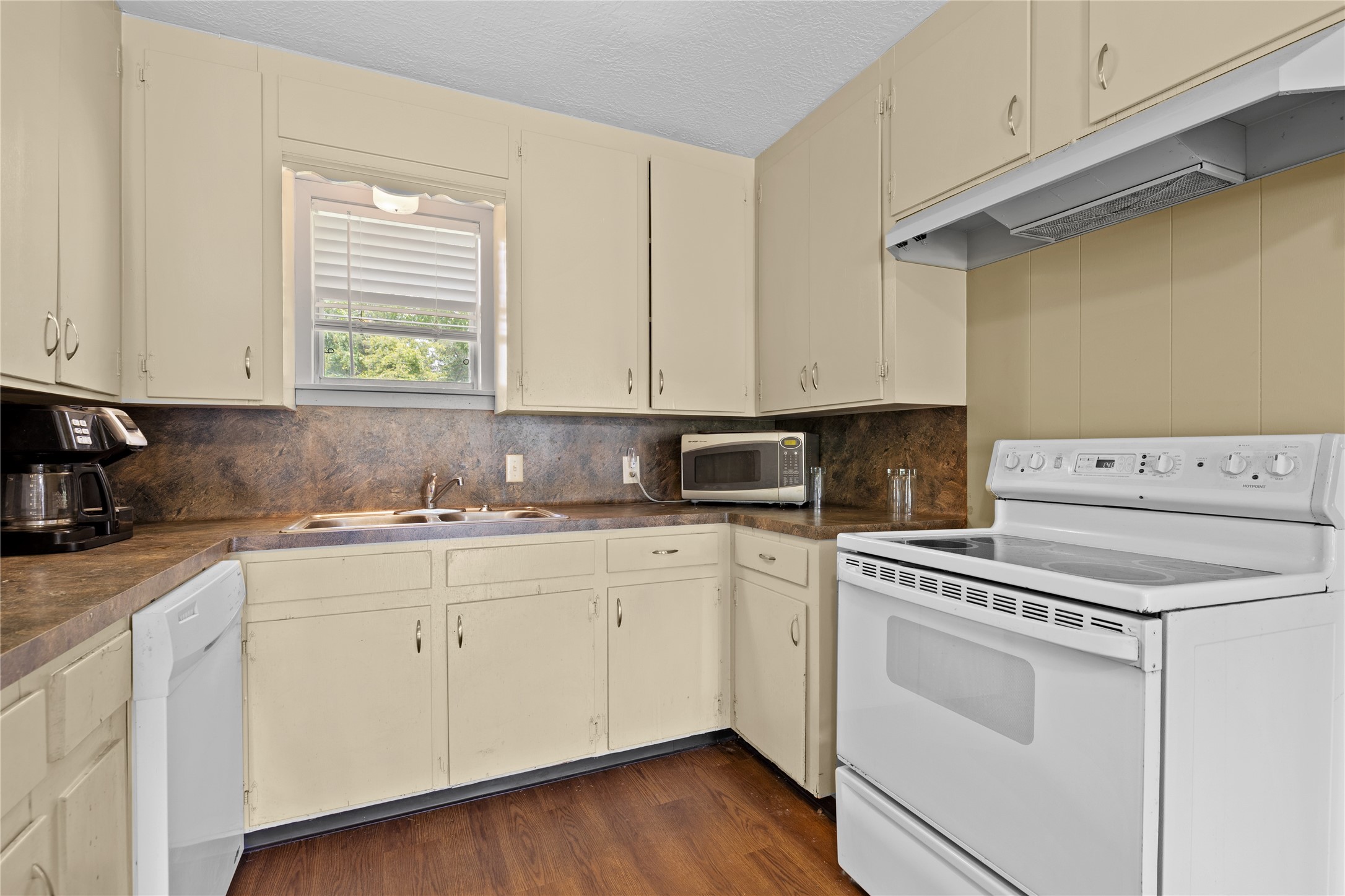 10973 Longstreet Road Property Photo 11