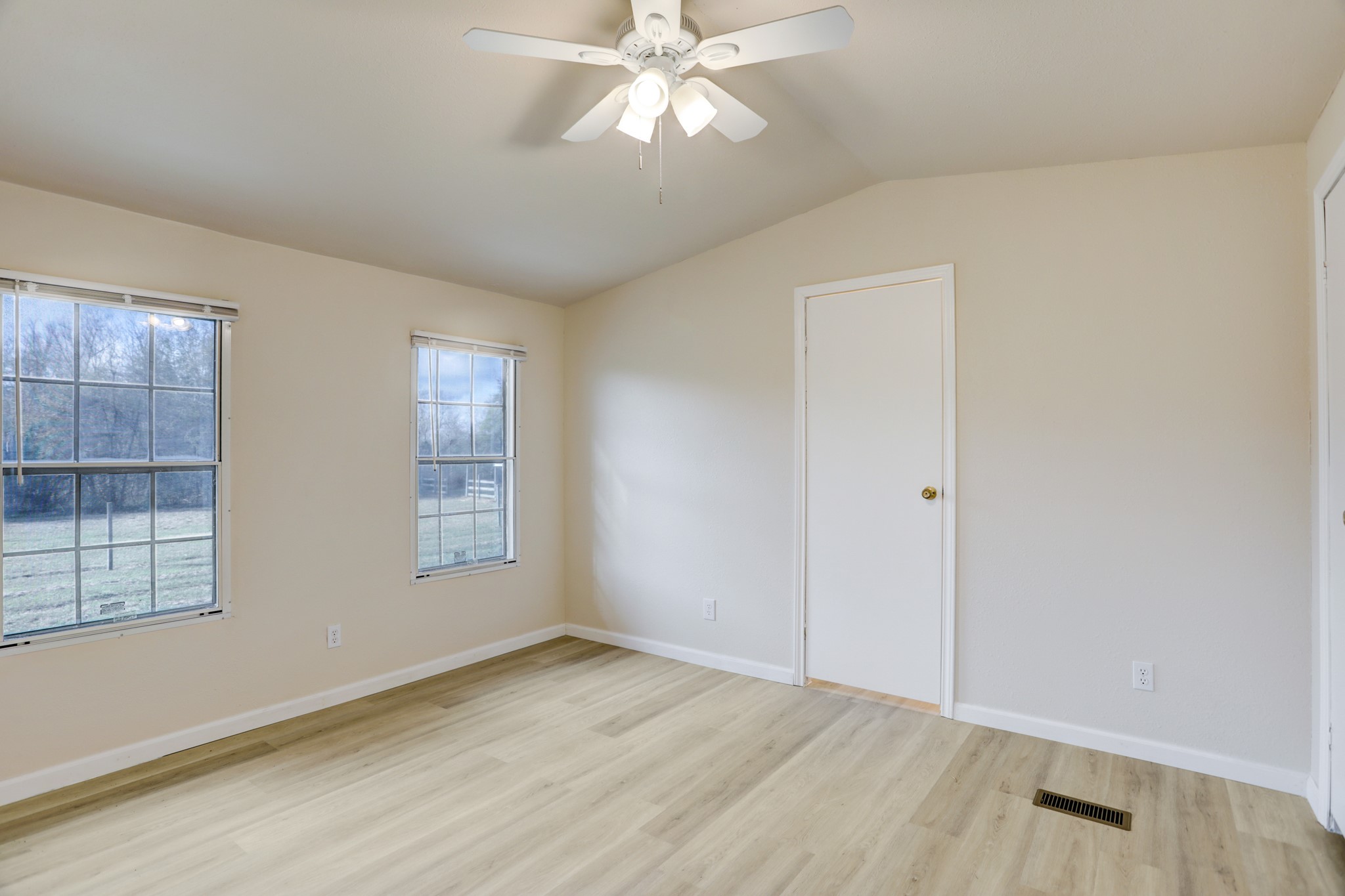 5806 S Highway 35 Property Photo 9