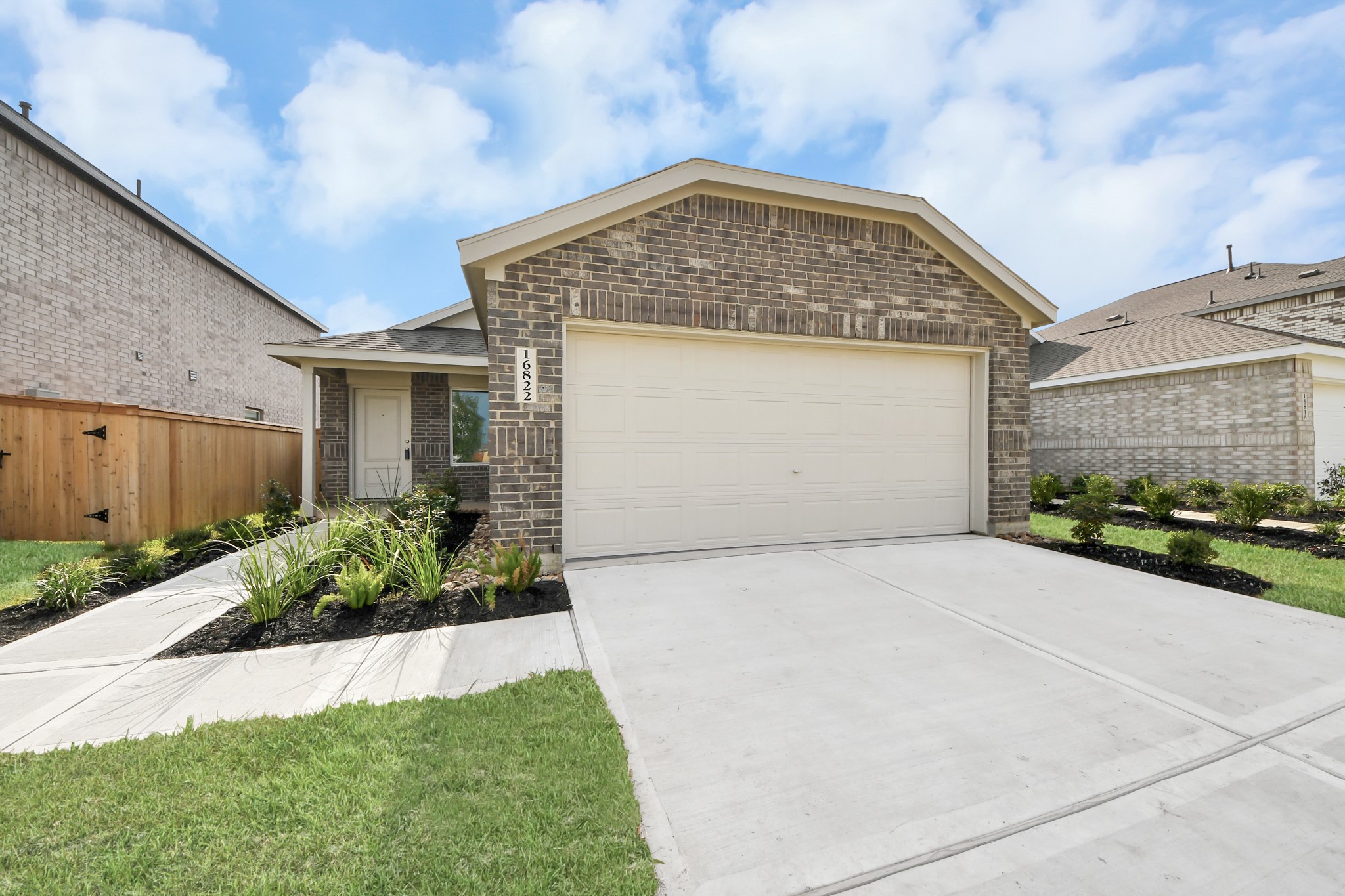 16822 Spotted Oak Drive Property Photo 2