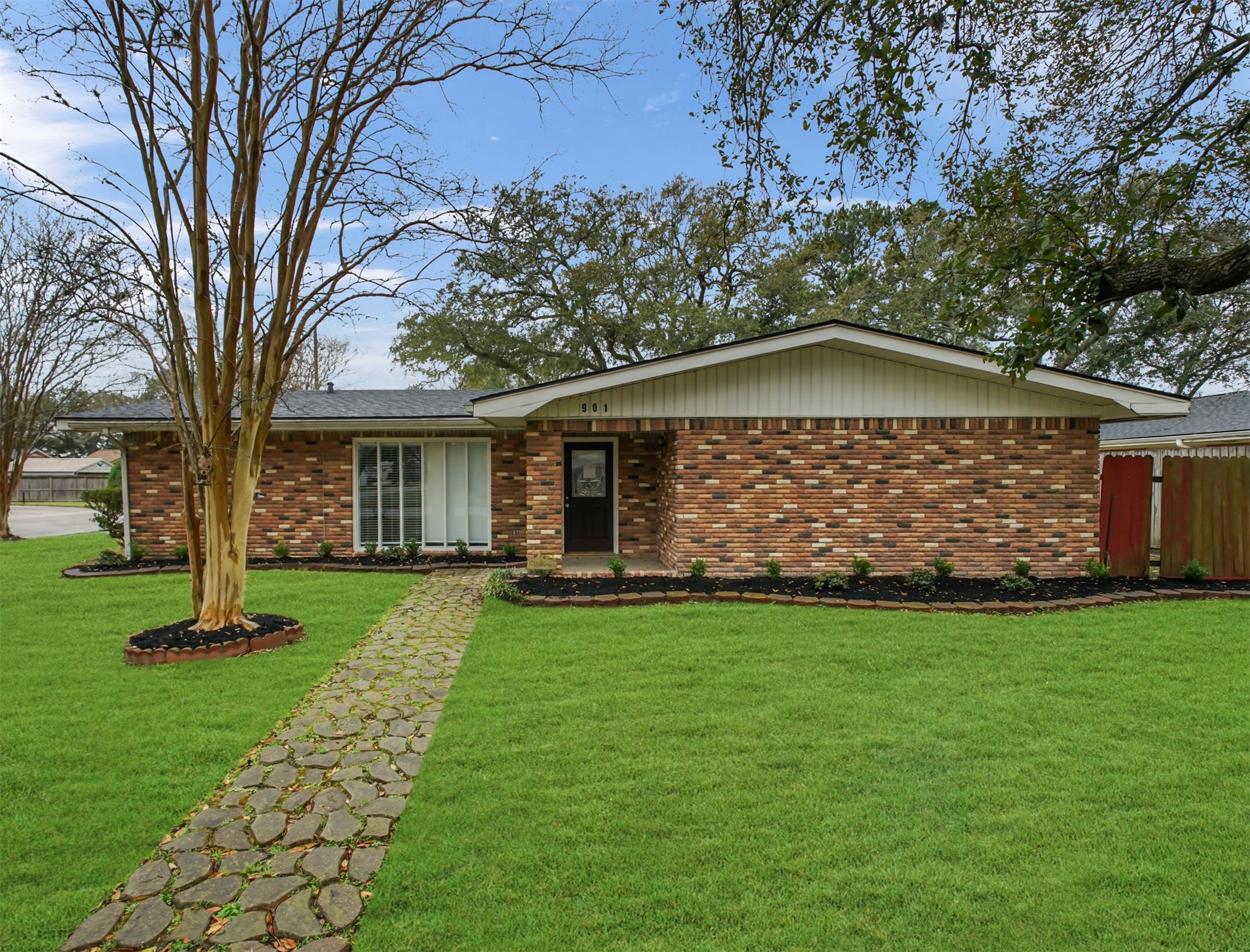 901 Aster Drive Property Photo 1