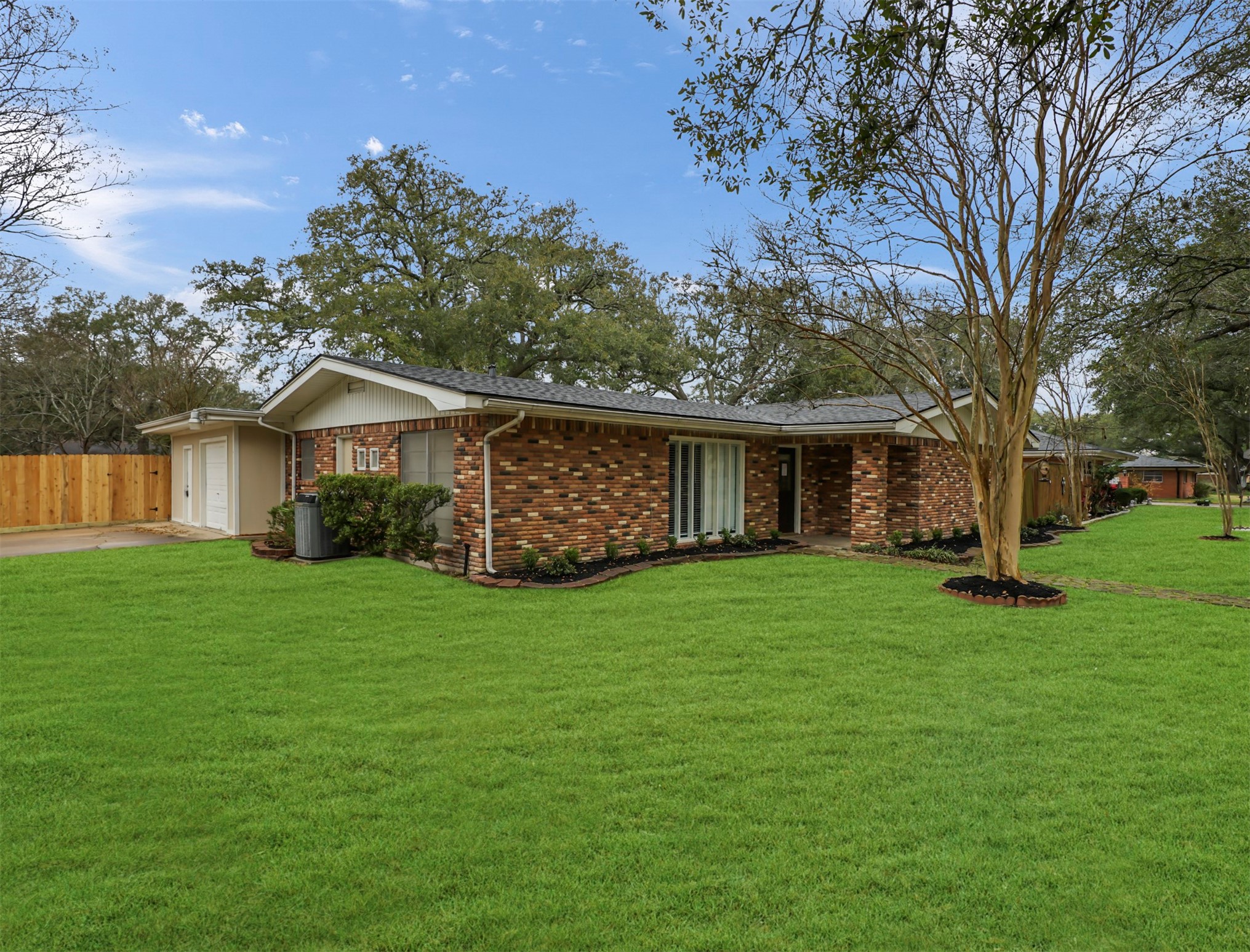 901 Aster Drive Property Photo 2
