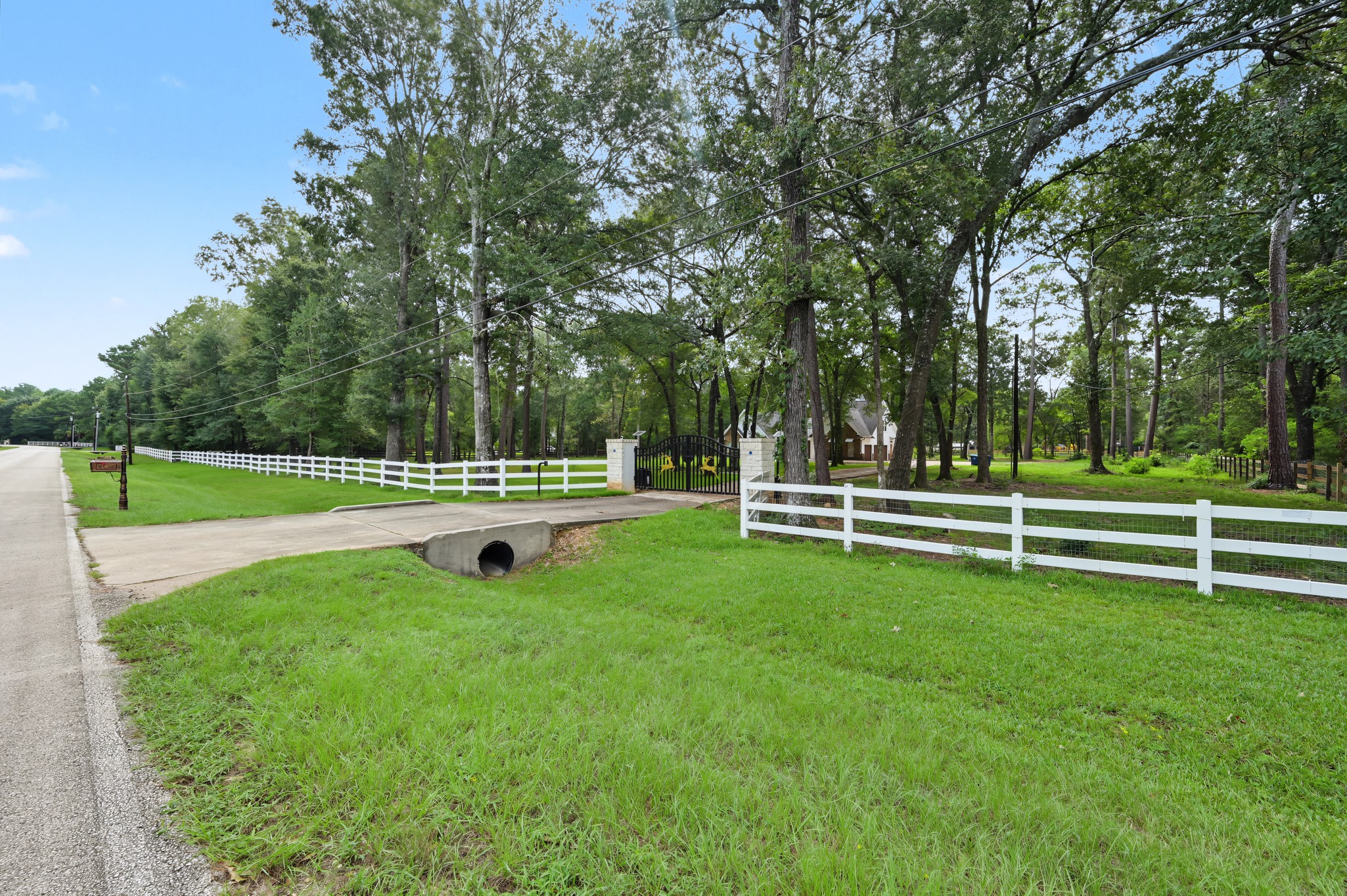 10933 Lake Forest Drive Property Photo 2