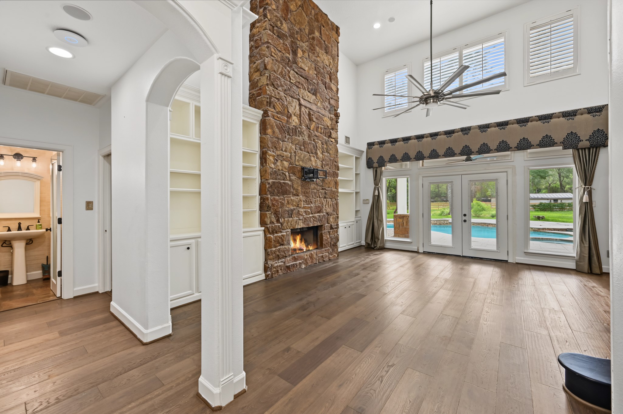 10933 Lake Forest Drive Property Photo 9