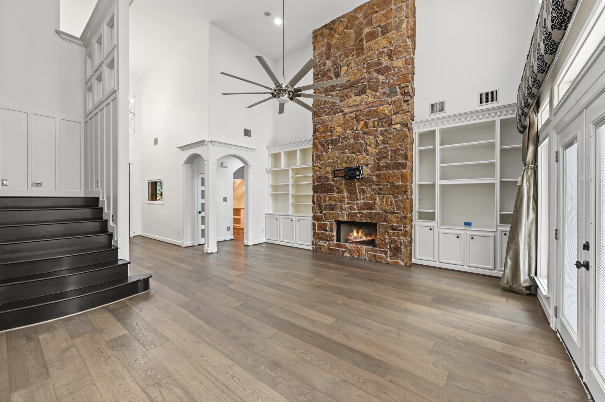 10933 Lake Forest Drive Property Photo 10