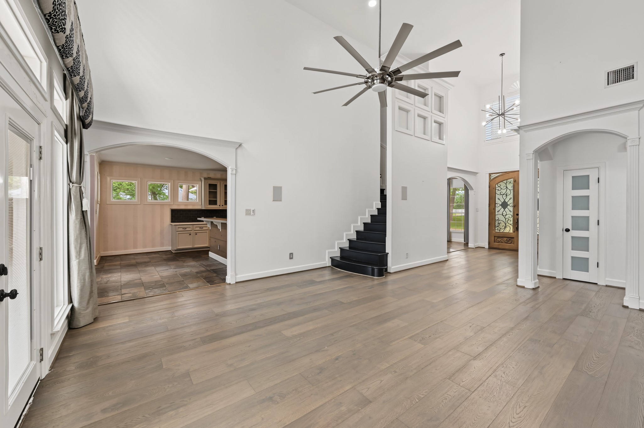 10933 Lake Forest Drive Property Photo 11