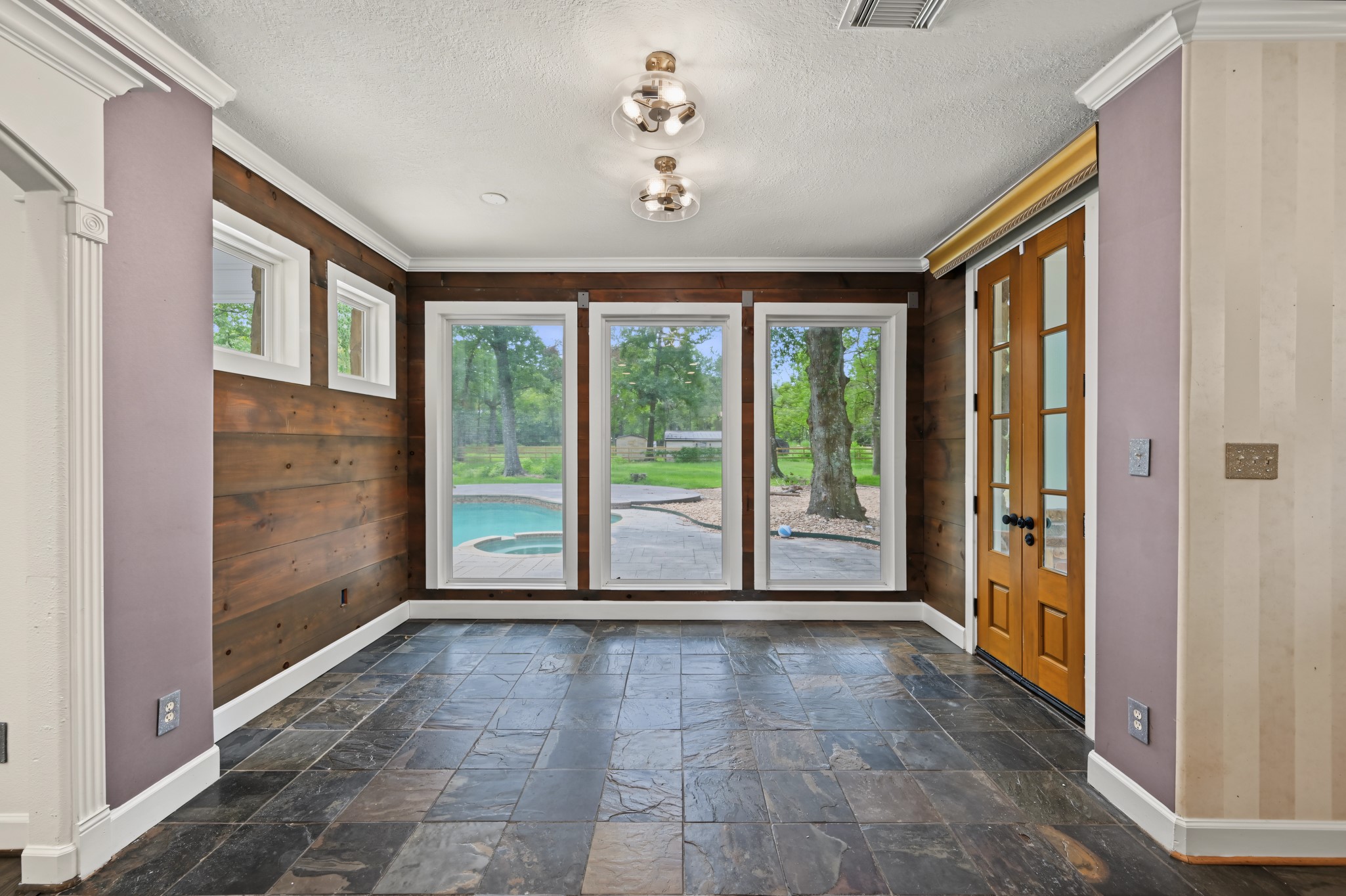 10933 Lake Forest Drive Property Photo 12