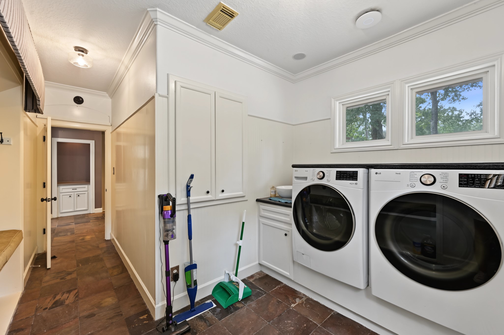 10933 Lake Forest Drive Property Photo 17