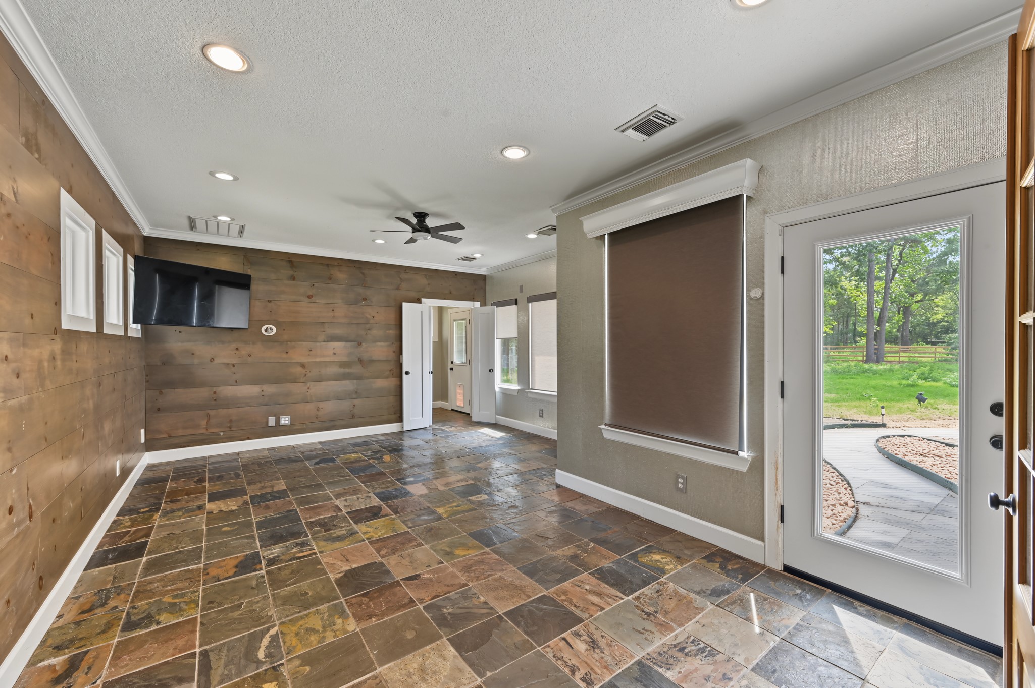 10933 Lake Forest Drive Property Photo 19