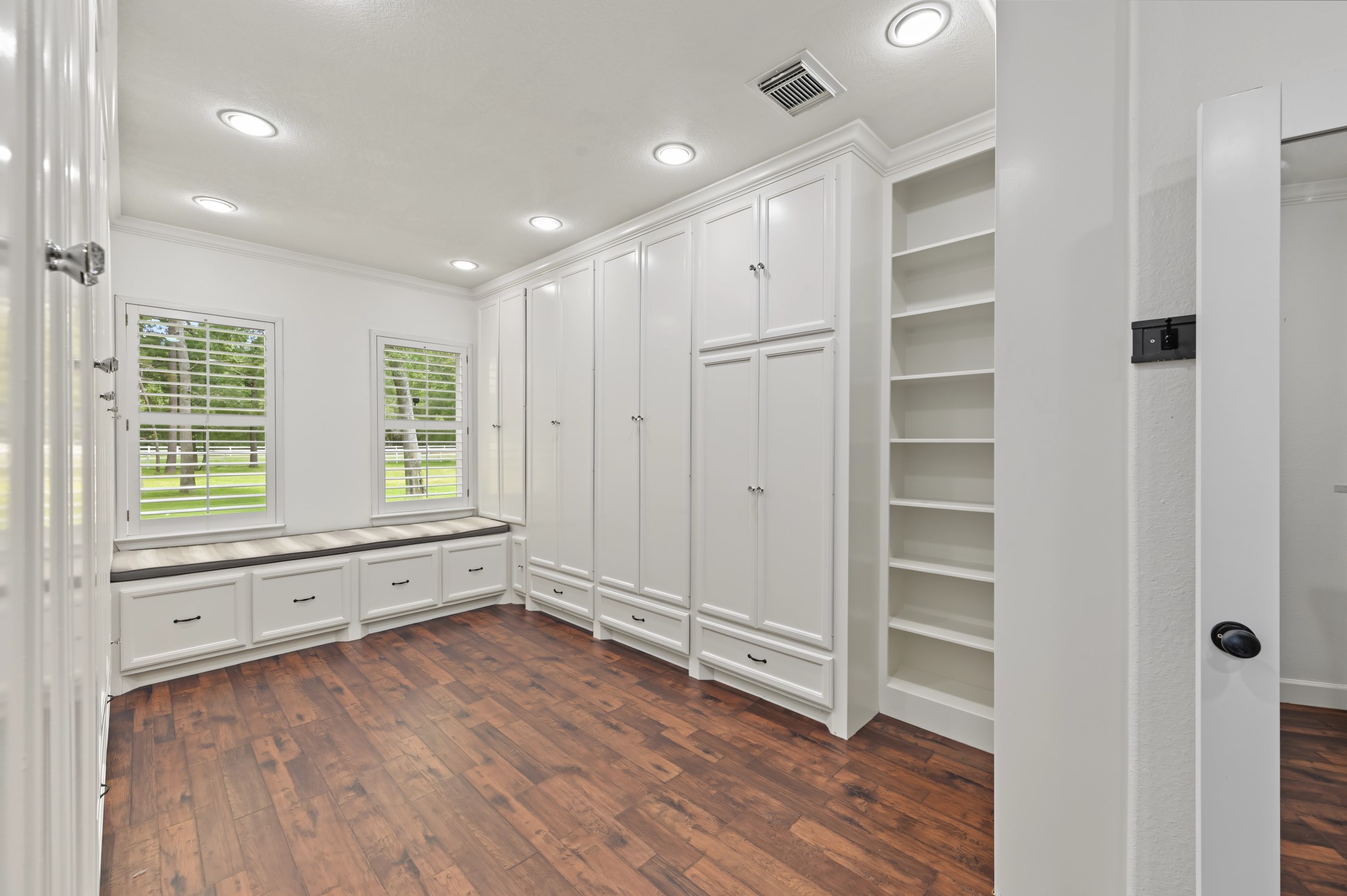 10933 Lake Forest Drive Property Photo 22