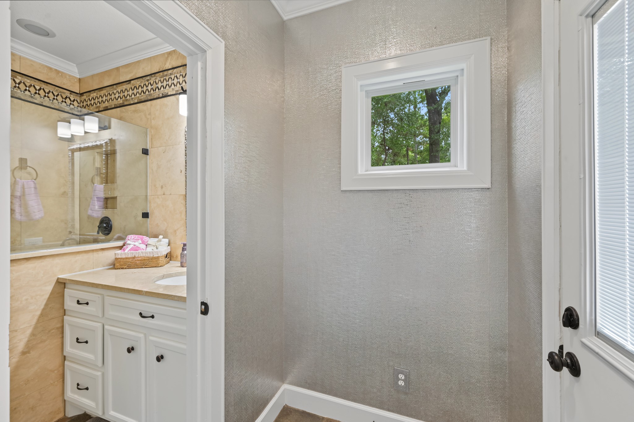 10933 Lake Forest Drive Property Photo 23