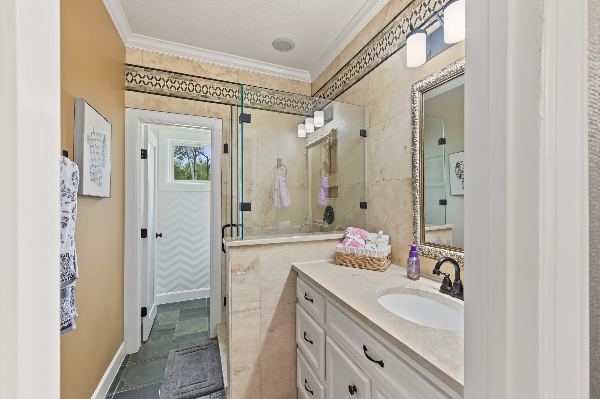 10933 Lake Forest Drive Property Photo 24