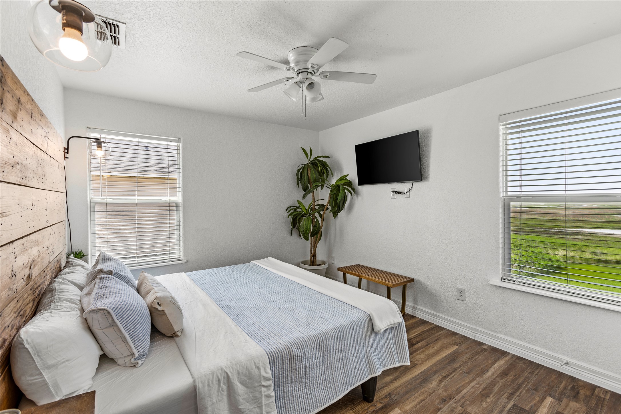 2815 Blue Water Highway Property Photo 16