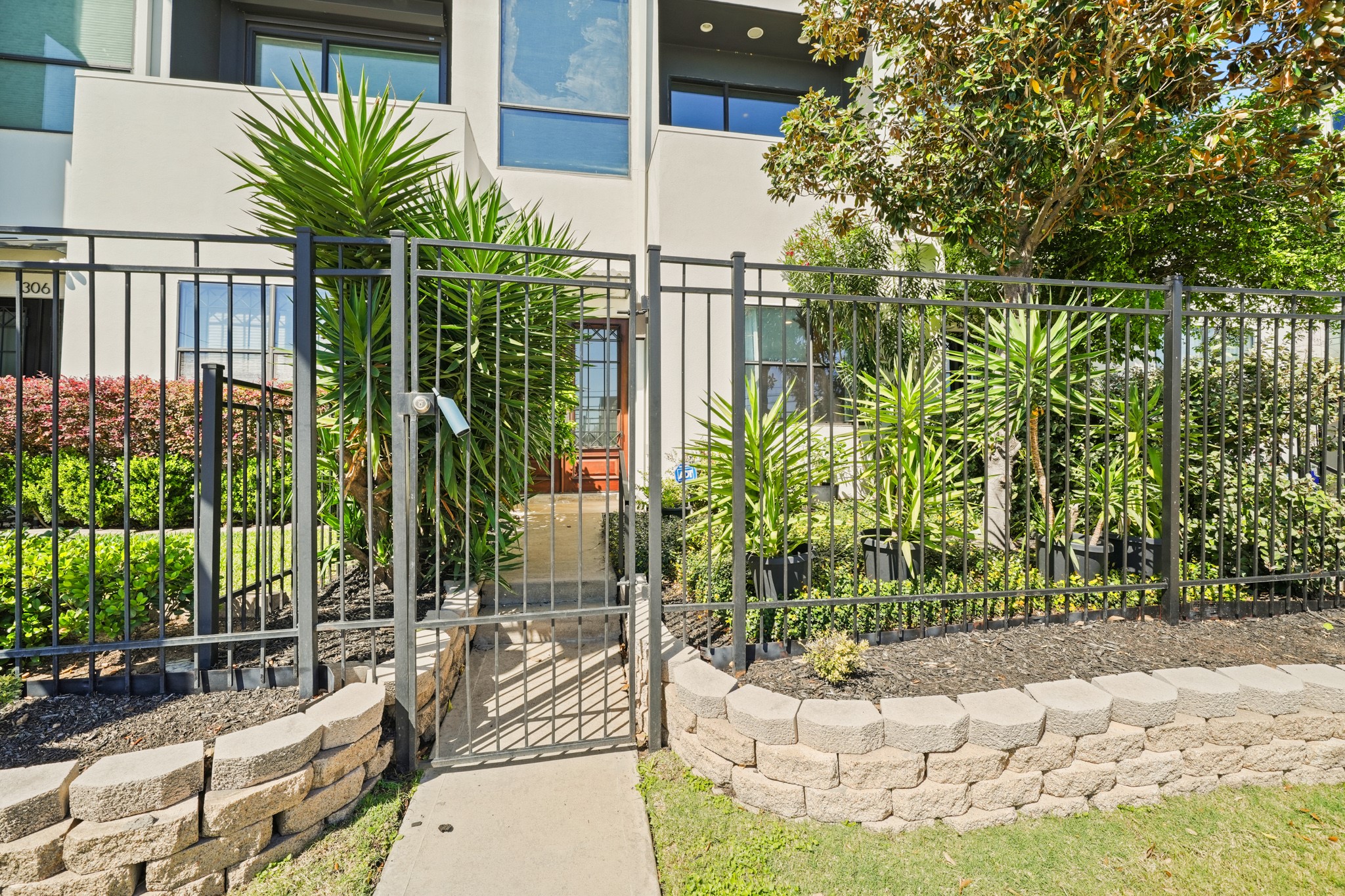 1304 W Dallas Street Property Photo 2