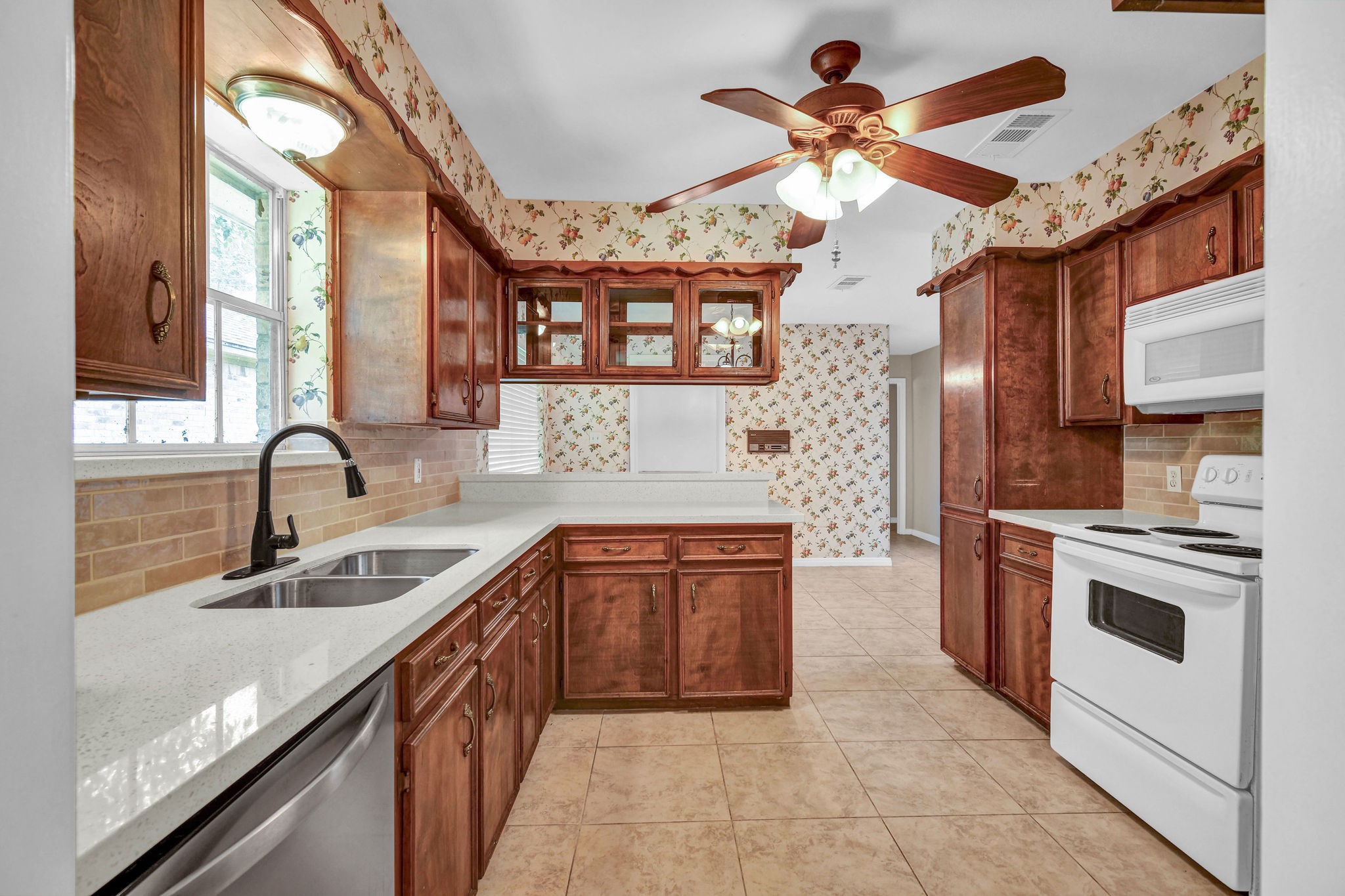 110 Buttercup Street Property Photo 3