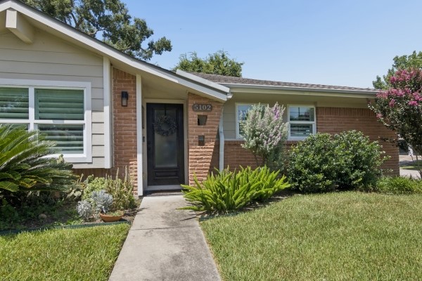 5102 Creekbend Drive Property Photo 2
