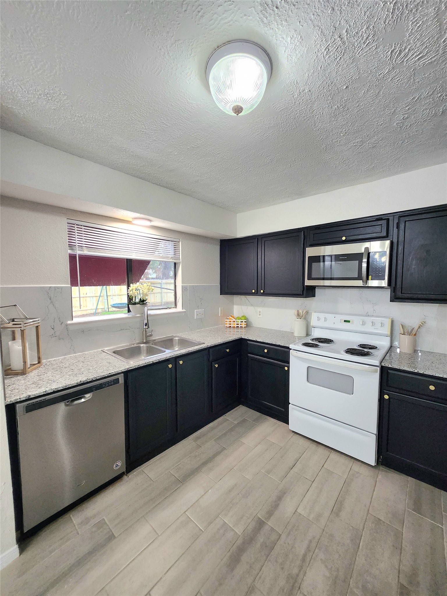 10047 Emerald Creek Drive Property Photo 9