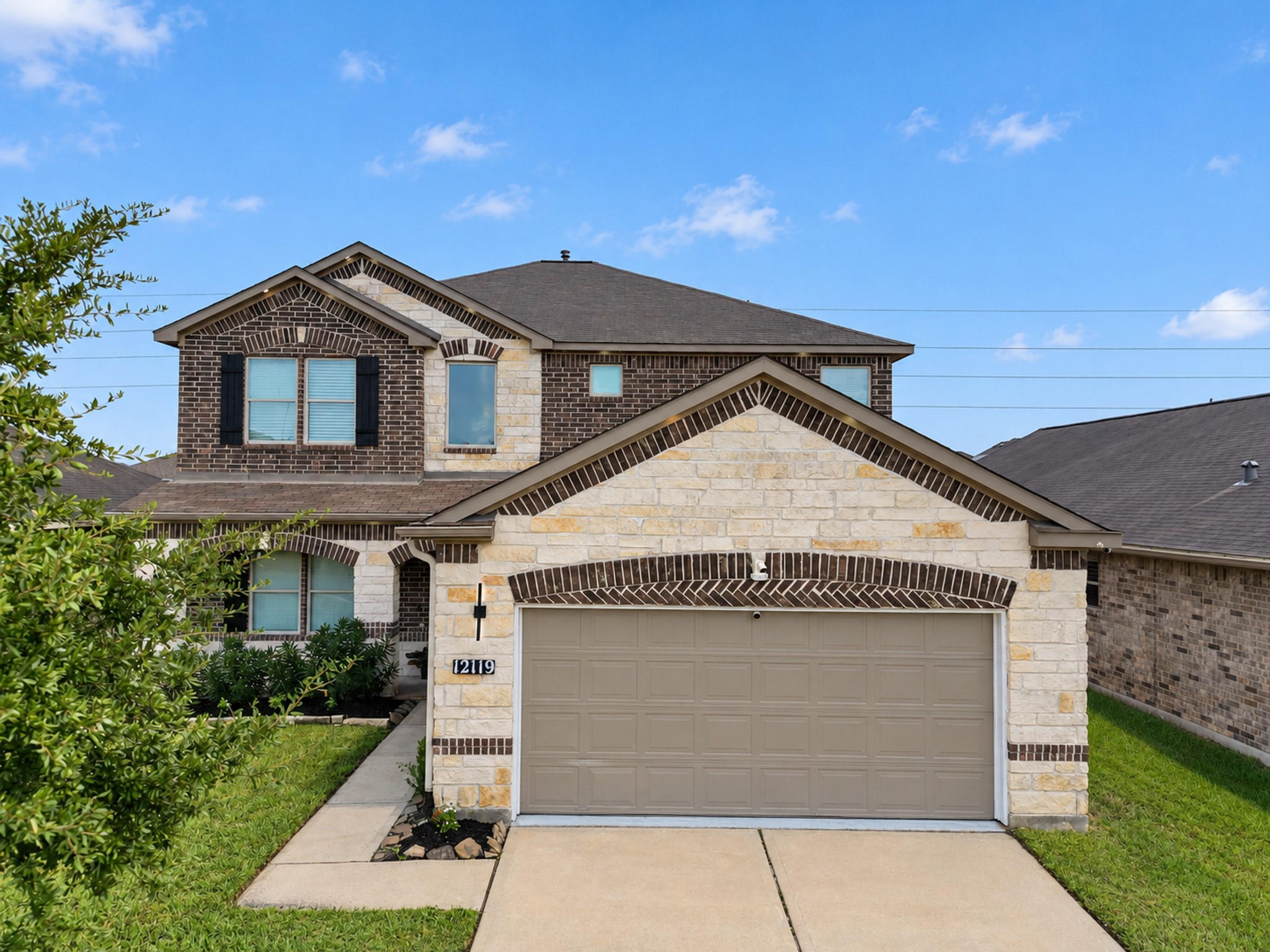 12119 Golden Oasis Lane Property Photo 3