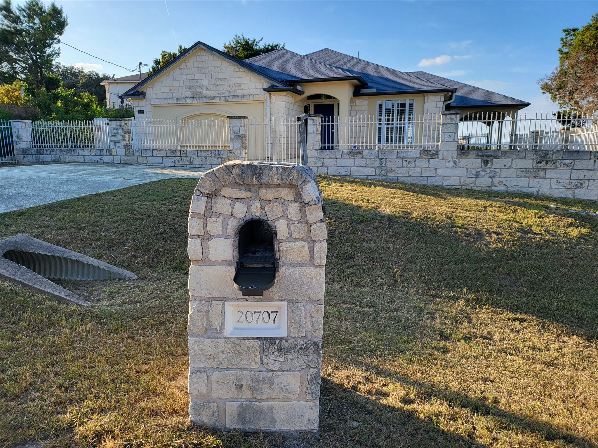 20707 N Ridge Street Property Photo