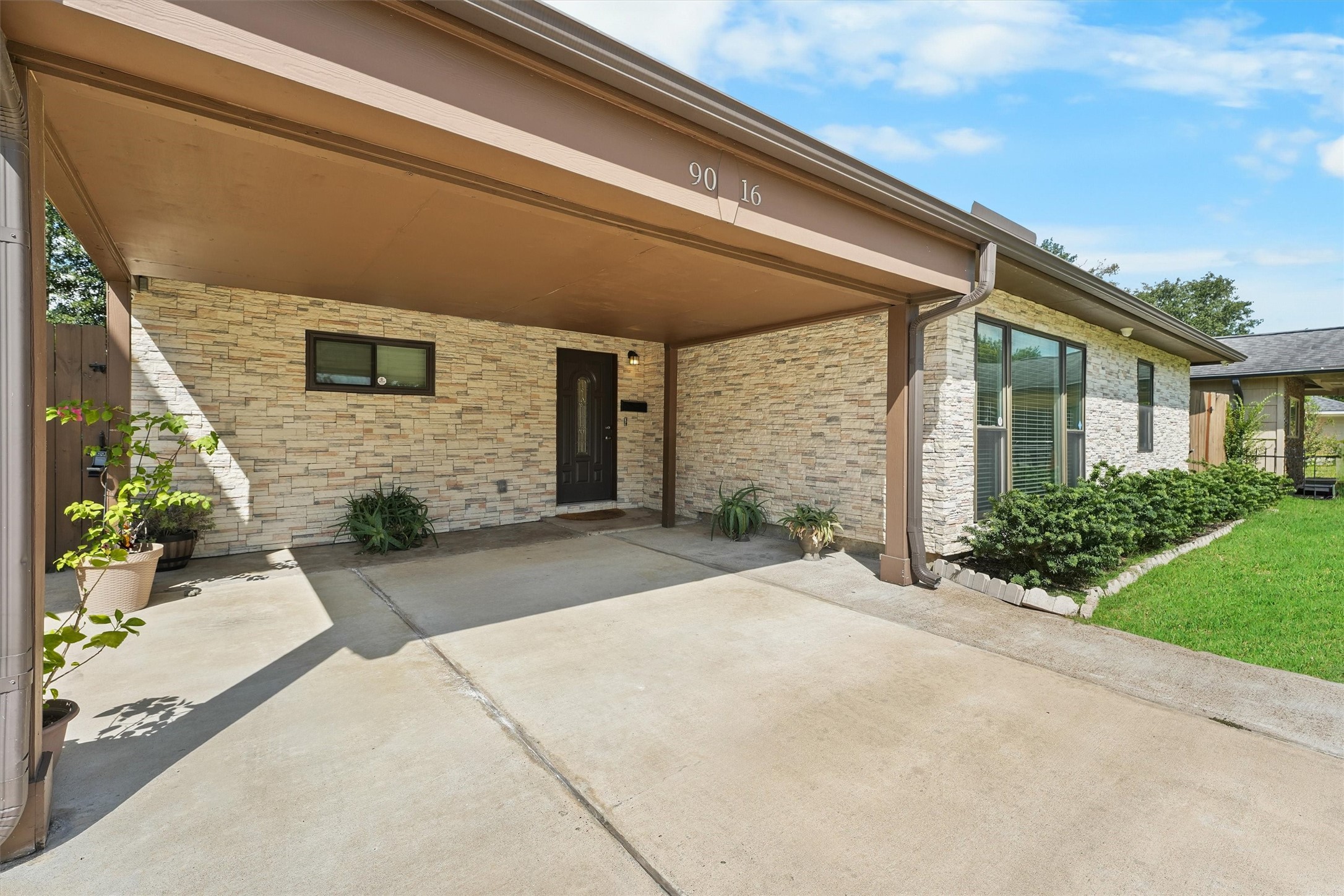 9016 Topaz Street Property Photo 4