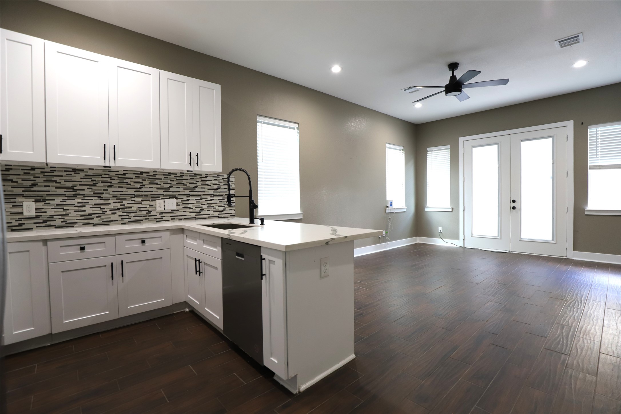 4422 Phlox Street Property Photo 6