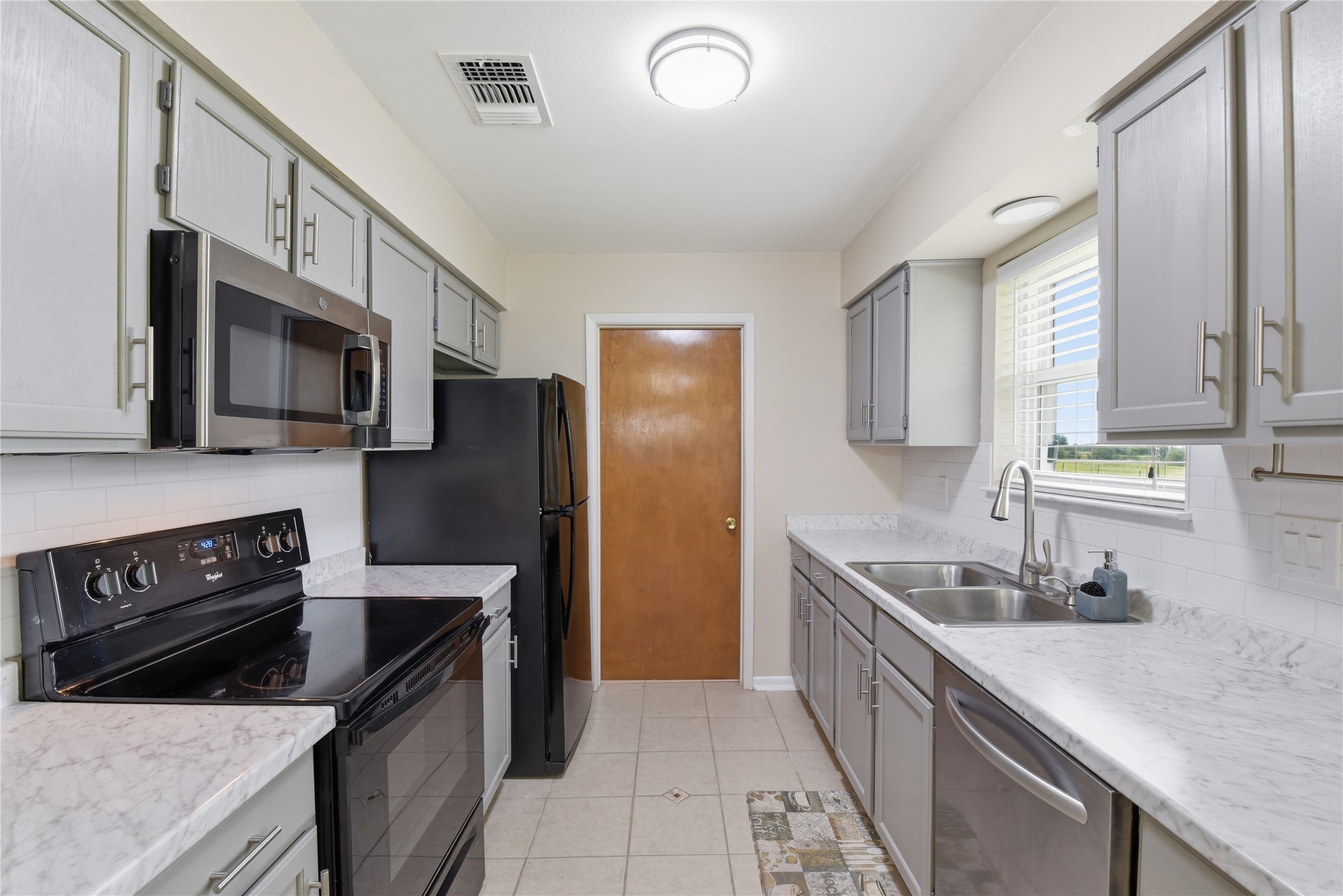 1250 Stockwell Property Photo 24