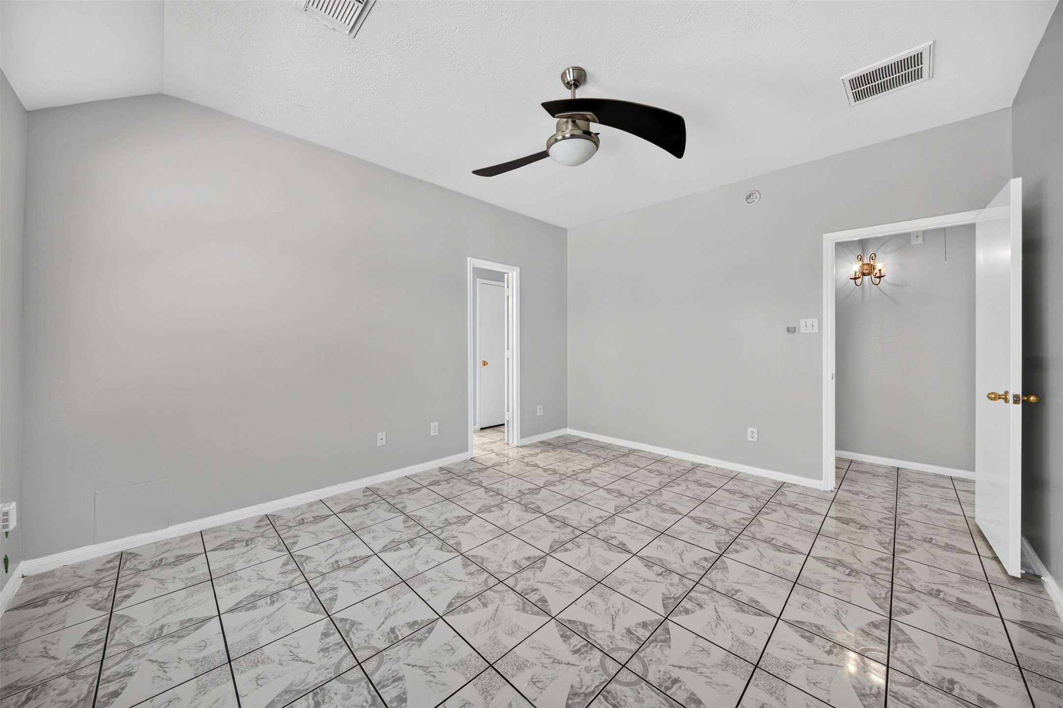 20023 Ravenmeadow Lane Property Photo 14