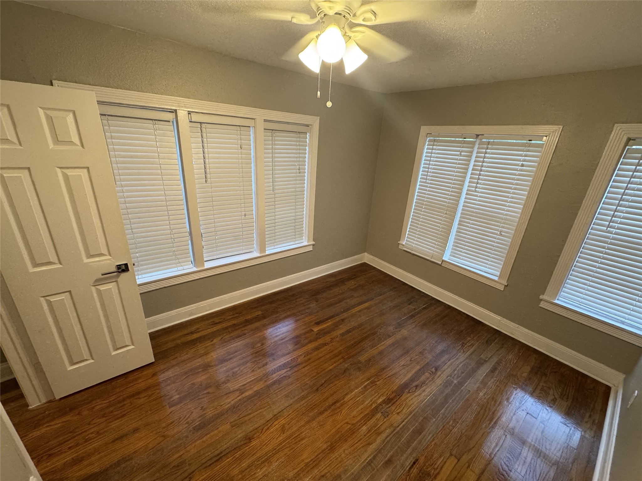 1802 Banks Street 2 Property Photo 6