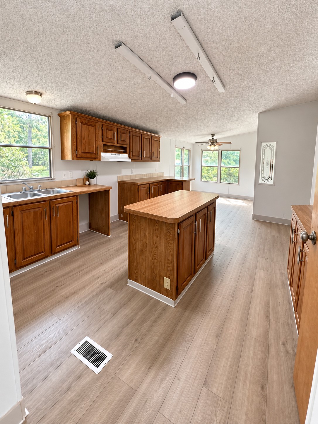 17682 Deer Glen West Drive Property Photo 4