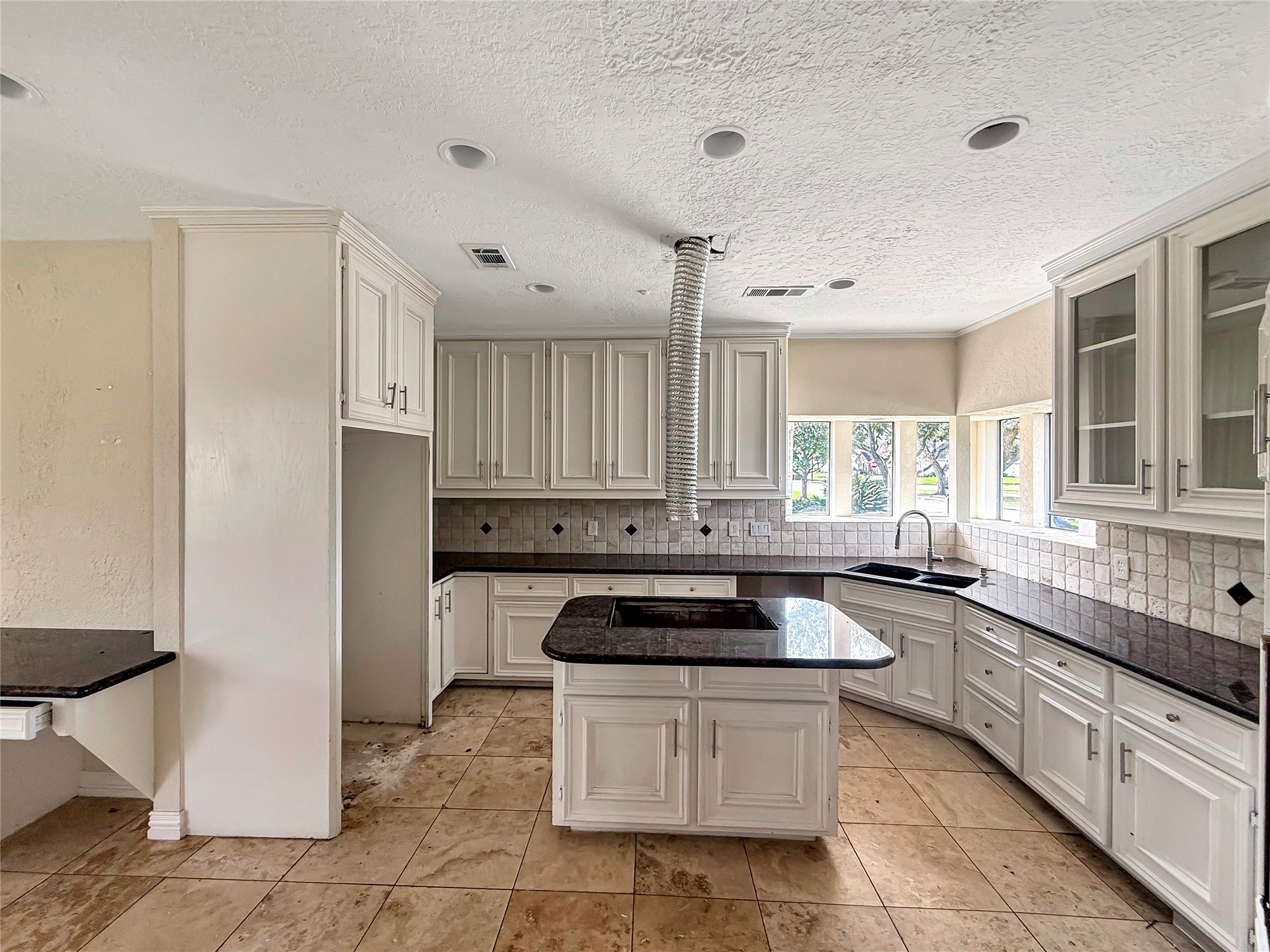 3310 Country Club Boulevard Property Photo 9