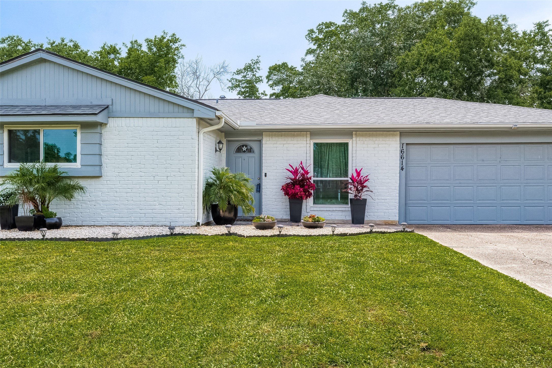 16614 Forest Bend Avenue Property Photo 2