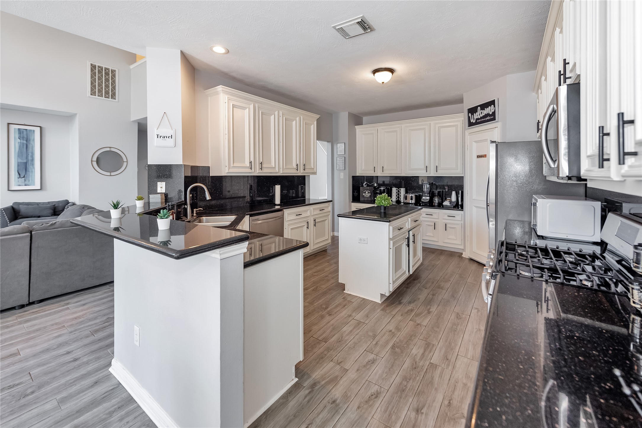 10815 Oak Bayou Lane Property Photo 8