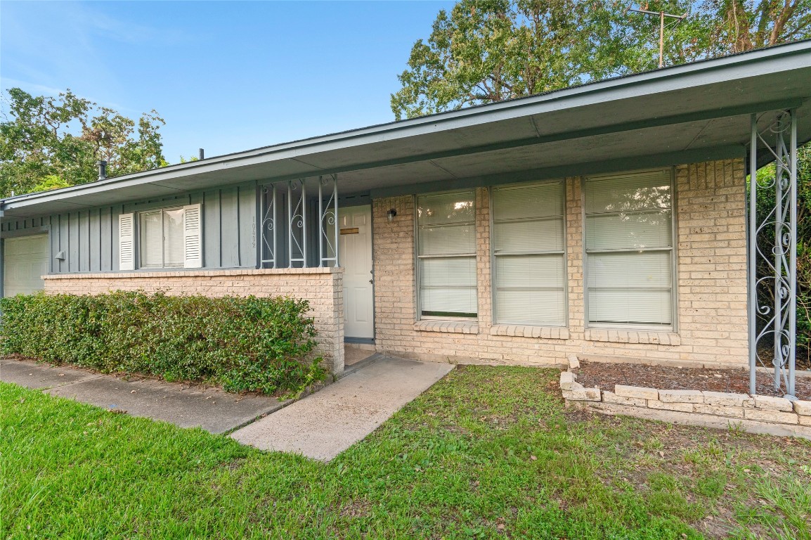 10502 Royal Oaks Drive Property Photo 2