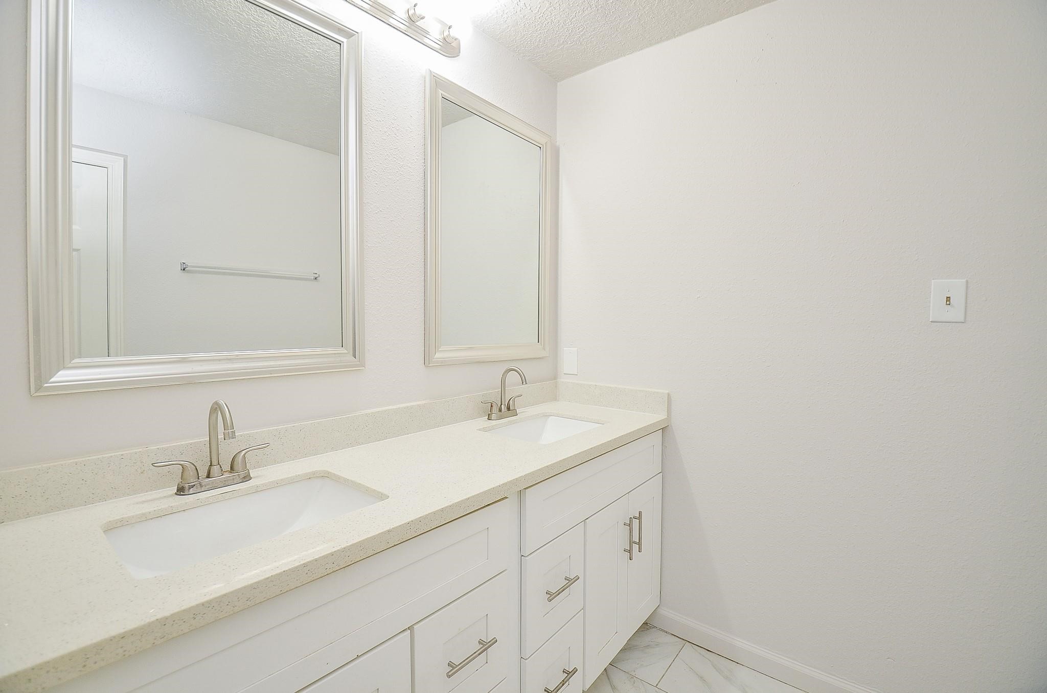 11818 Spring Grove Dr Property Photo 9