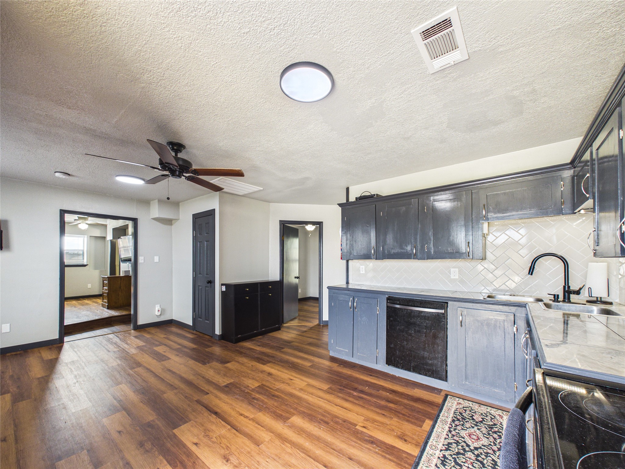 4607 Swan Street Property Photo 10