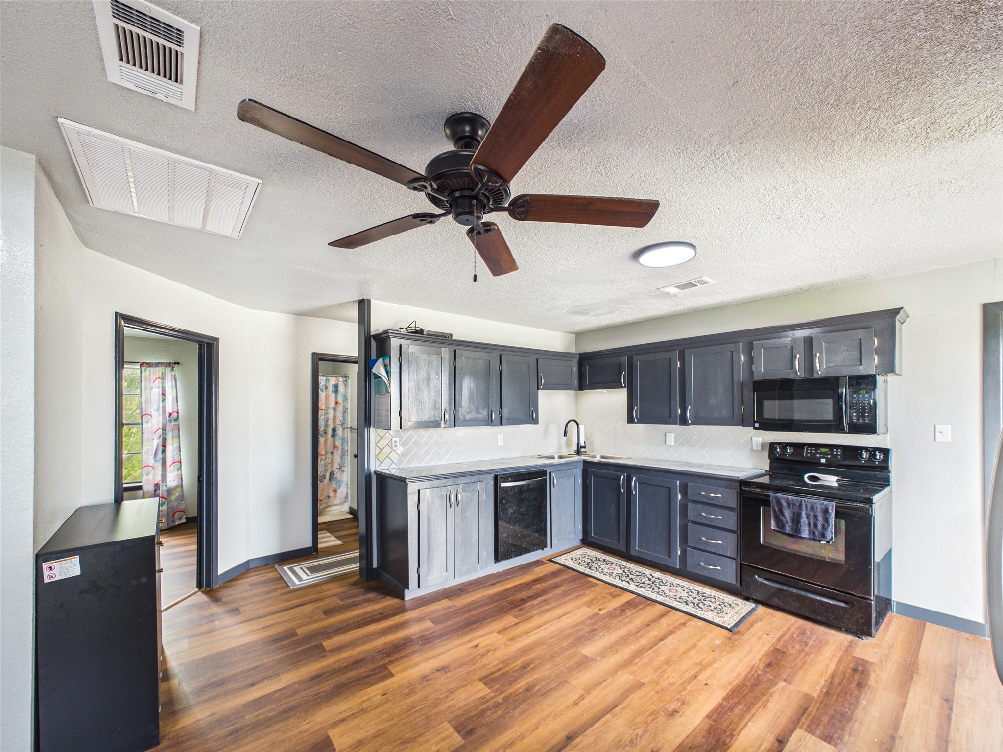 4607 Swan Street Property Photo 11