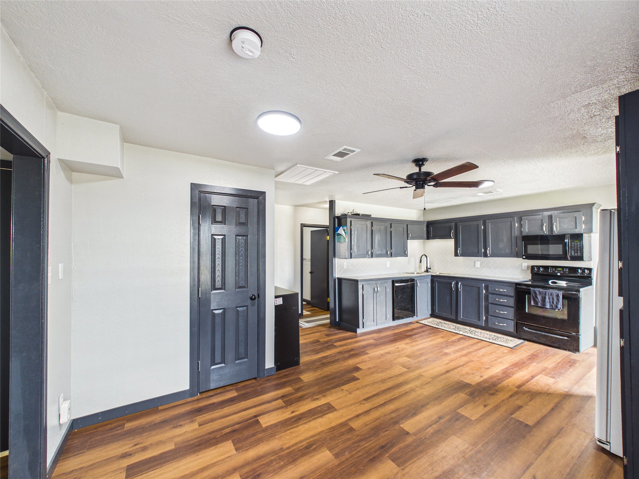 4607 Swan Street Property Photo 12