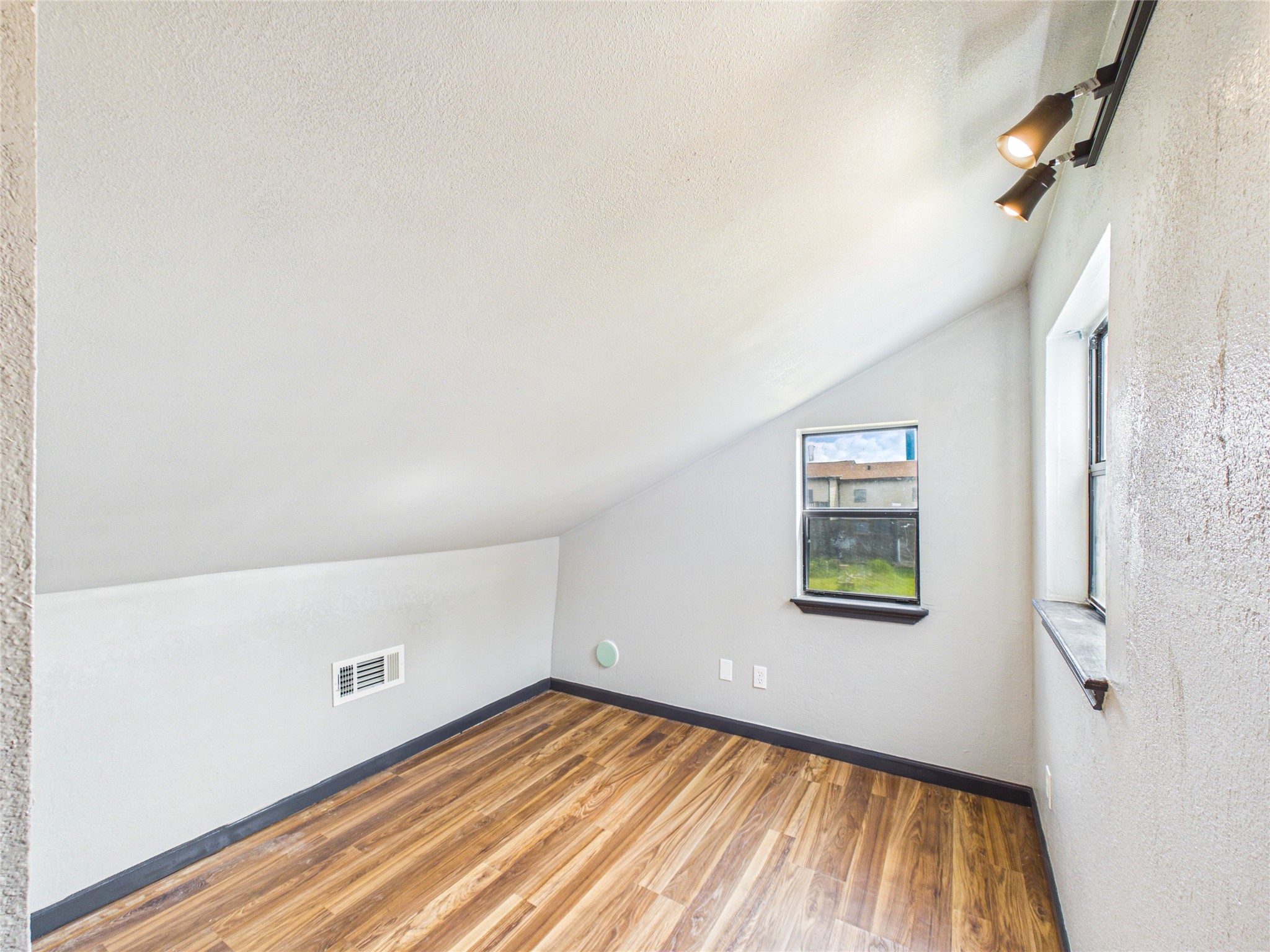 4607 Swan Street Property Photo 23