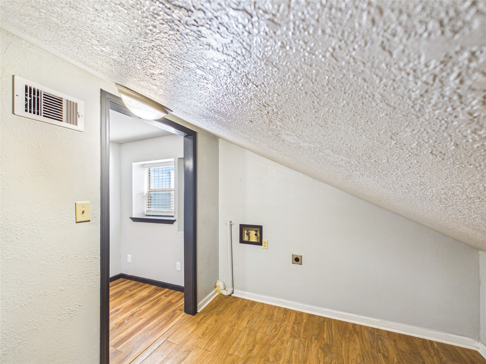 4607 Swan Street Property Photo 28