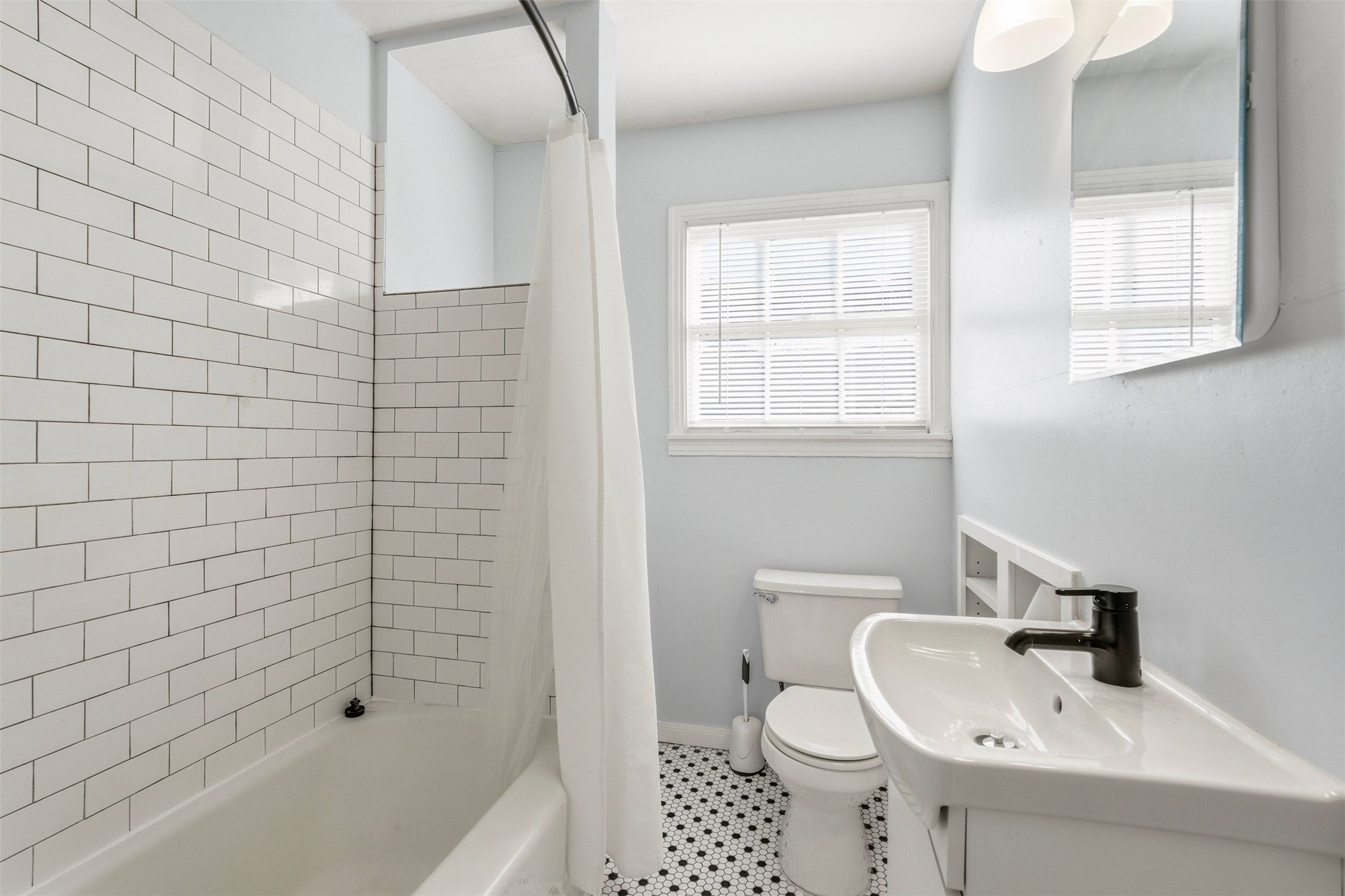 2223-1/2 Singleton Street Property Photo 10